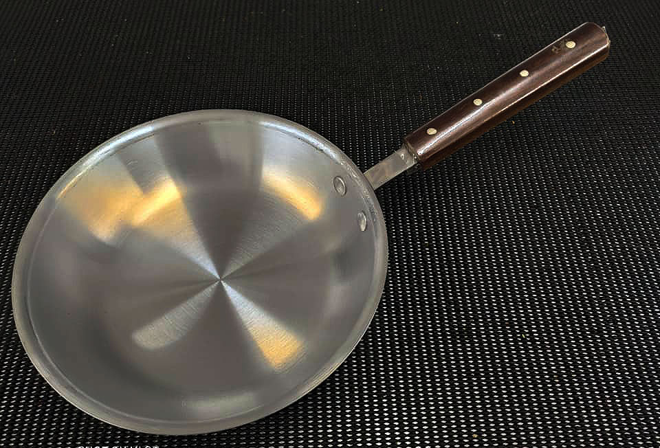 23cm Curry Chef Aluminium Frying Pan with rim
